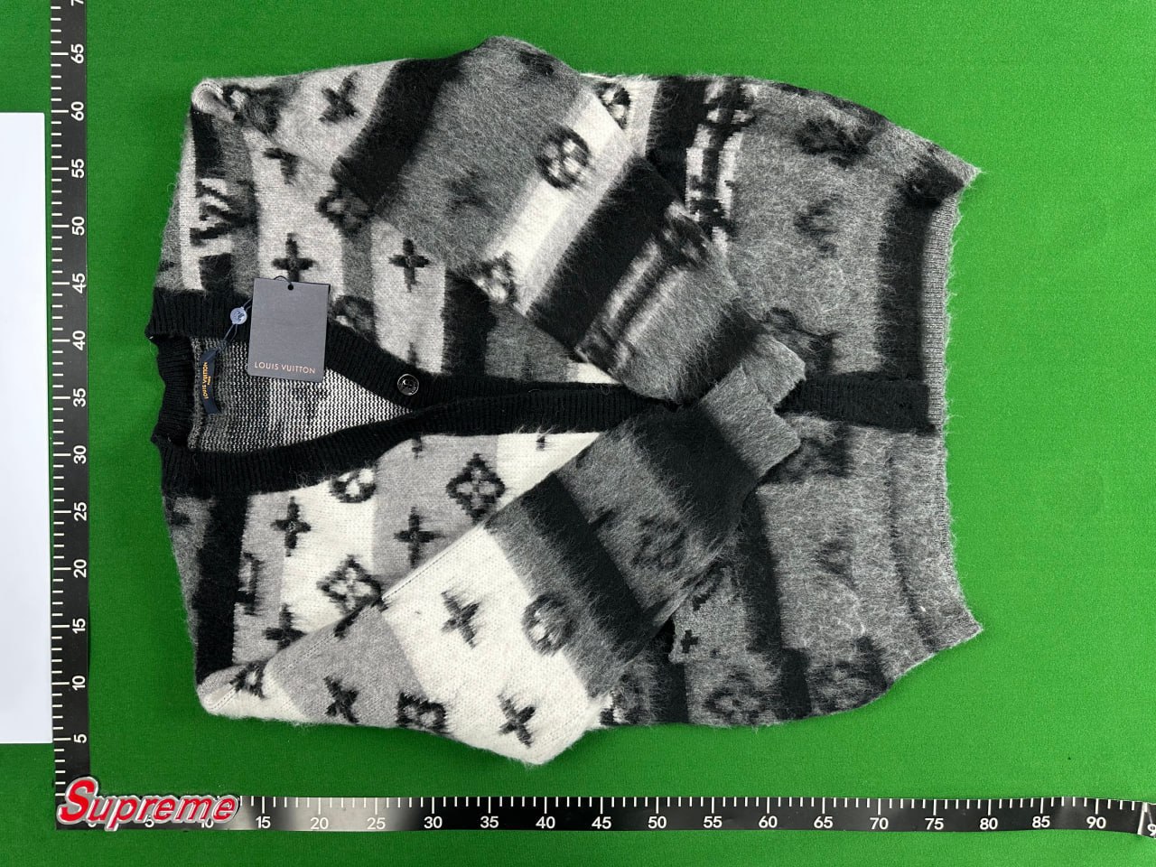 LV sweater — QC reference 4