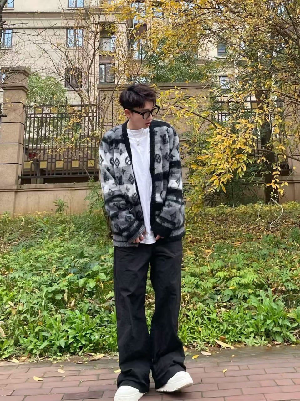 LV sweater — QC reference 5